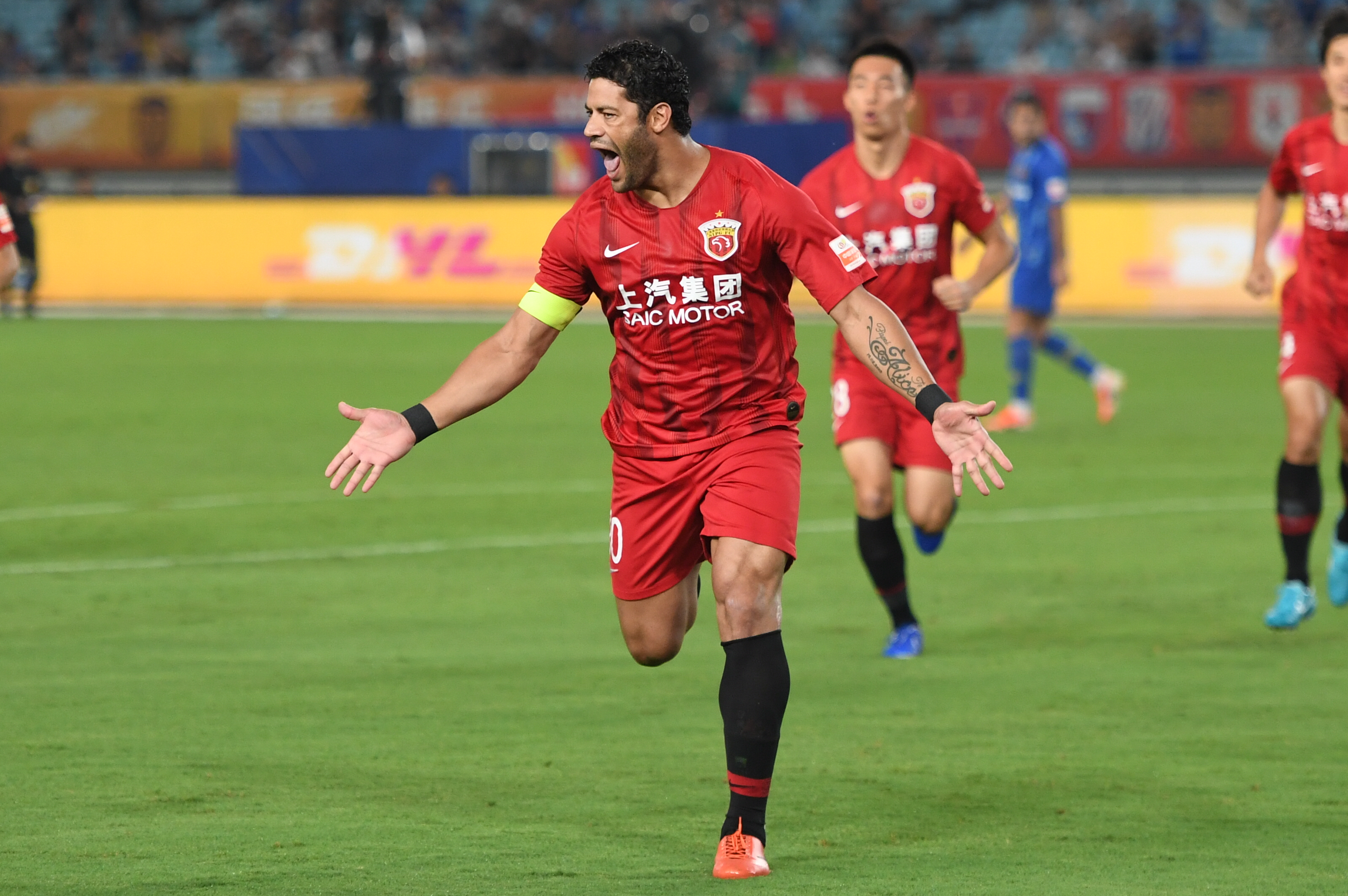 调皮二娃上线，穆勒庆祝夺冠时和25号队友高尔德顶牛假装受伤（穆勒夺冠庆祝又整活，与25号队友高尔德顶头后夸张装伤）