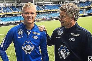 TA：阿莫林会坚持三后卫阵型，他认为这可以带领曼联重夺奖杯（TA：阿莫林将延续三中卫体系，坚信此举能助曼联再捧冠军）