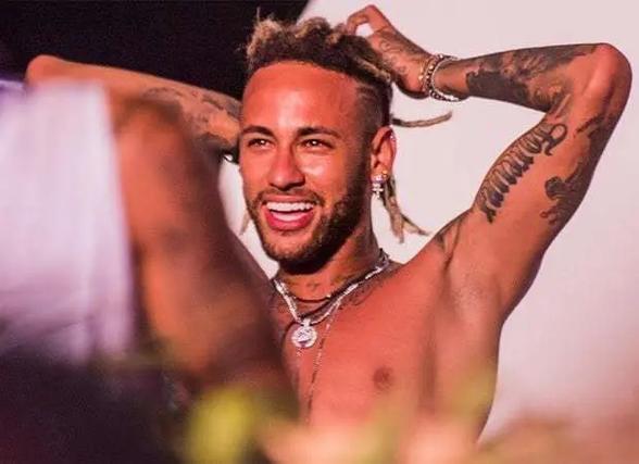 铜梁龙官方：下赛季球衣为主红客白，欢迎球迷投票27赛季球衣（铜梁龙官宣：下季球衣主红客白，27赛季款式向球迷开放投票）