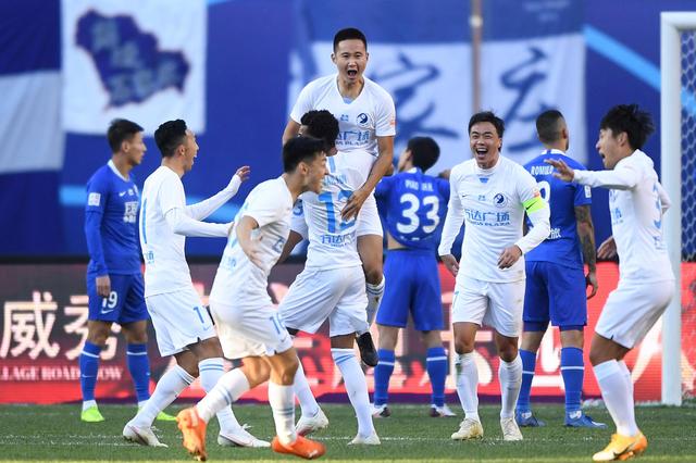 重磅！海港7将有望冲国足，后防线大清洗，杨希挤掉嫡系能成主力？（海港7人竞逐国足席位，后防或将换血，杨希能否挤下嫡系成为主力？）