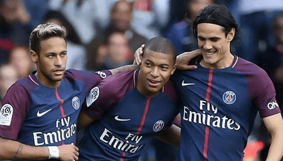 苏超冠军泰州队主教练莅临指导学校足球队员垫球运球技术！（苏超冠军泰州队主帅走进校园，亲授垫球与运球技巧）