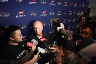 斯洛特：这点球在英超可能不会判；萨拉赫？今晚属于在场球员（斯洛特：这点球英超未必判；谈萨拉赫：今晚主角是出场球员）